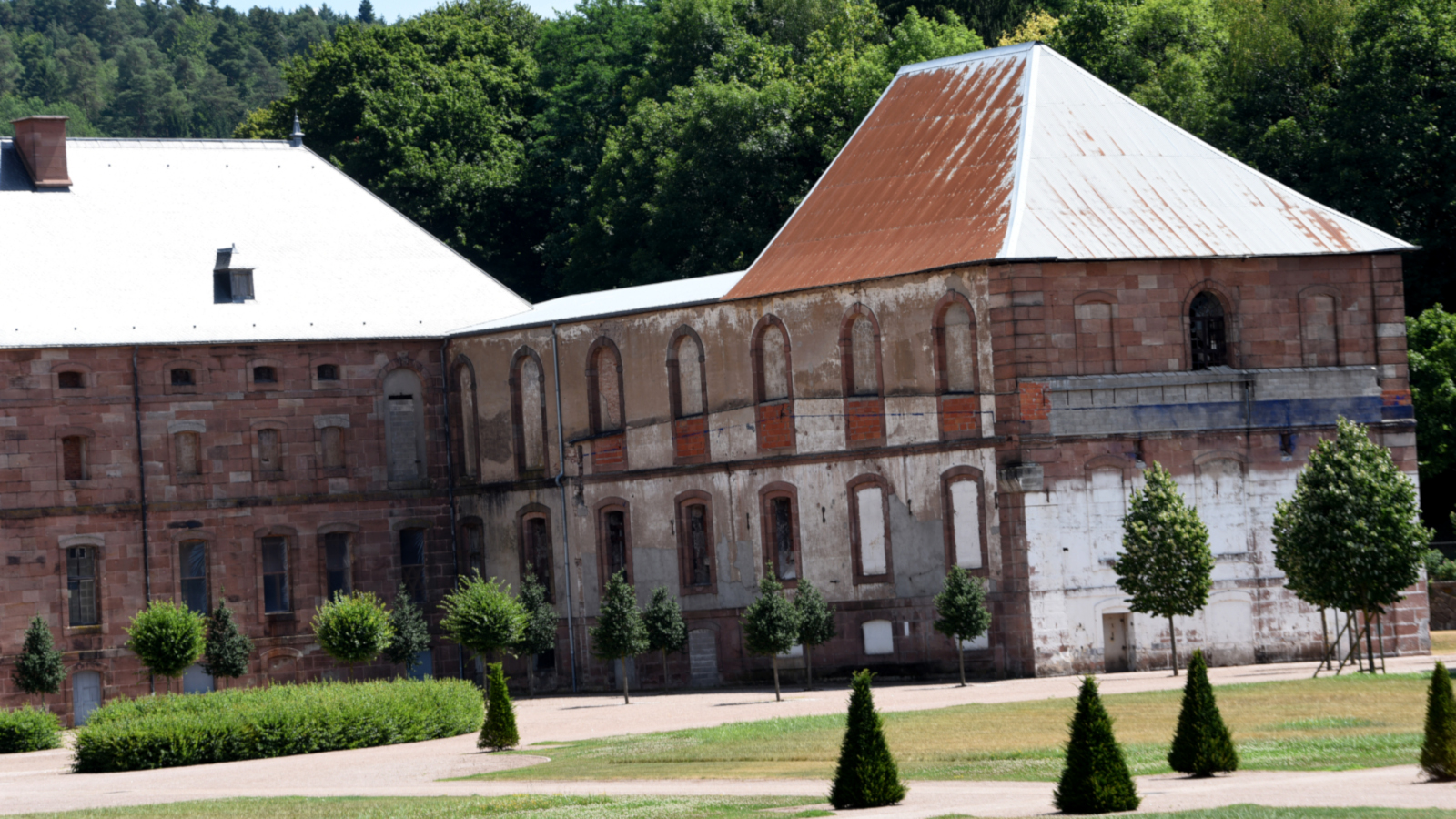 Après avoir été cachée pendant près de deux siècles par des bâtiments industriels, la façade de l'abbaye est enfin dévoilée ! 