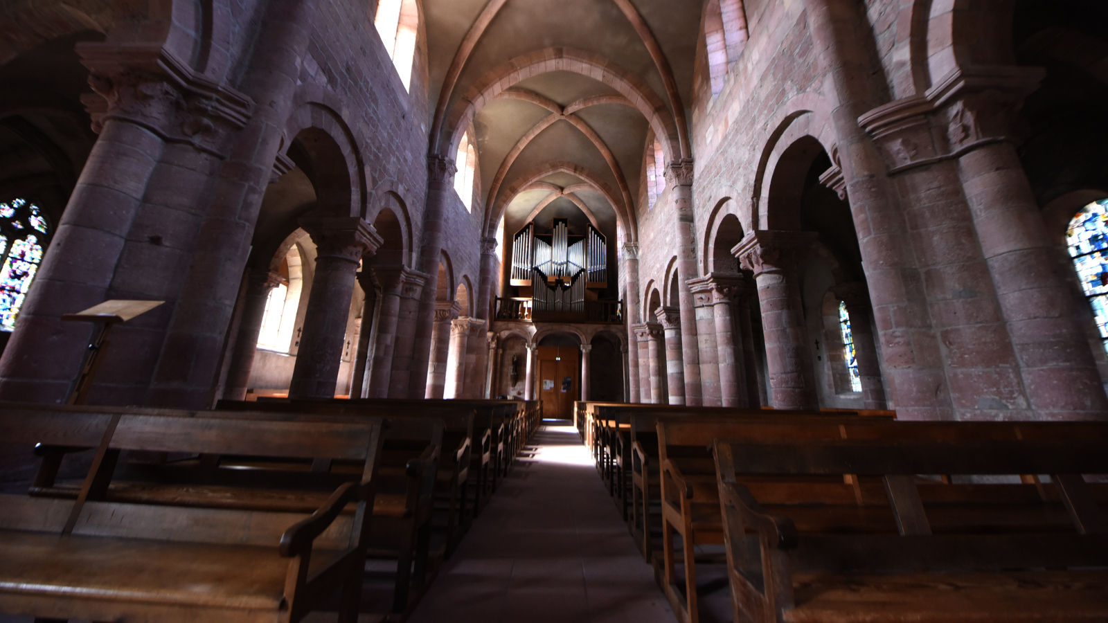 Une magnifique église abbatiale romane, riche des évolutions de l'architecture au travers des siècles.
