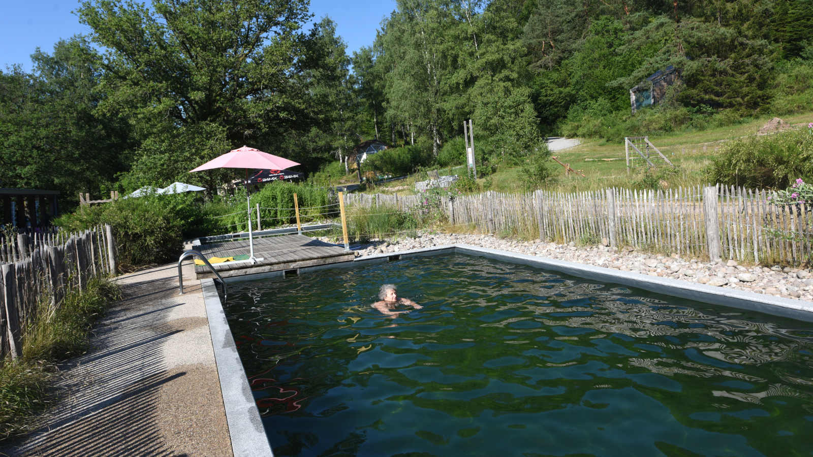 Le camping dispose d’une piscine naturelle, dont l’eau est filtrée par les plantes. 