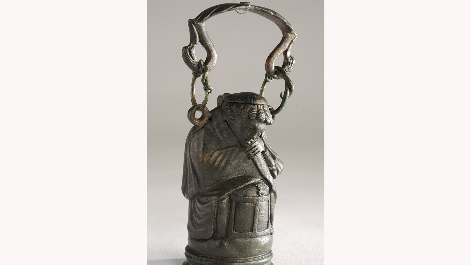 Le rendez-vous du Mudaac : focus sur un flacon en bronze datant de l'Antiquité