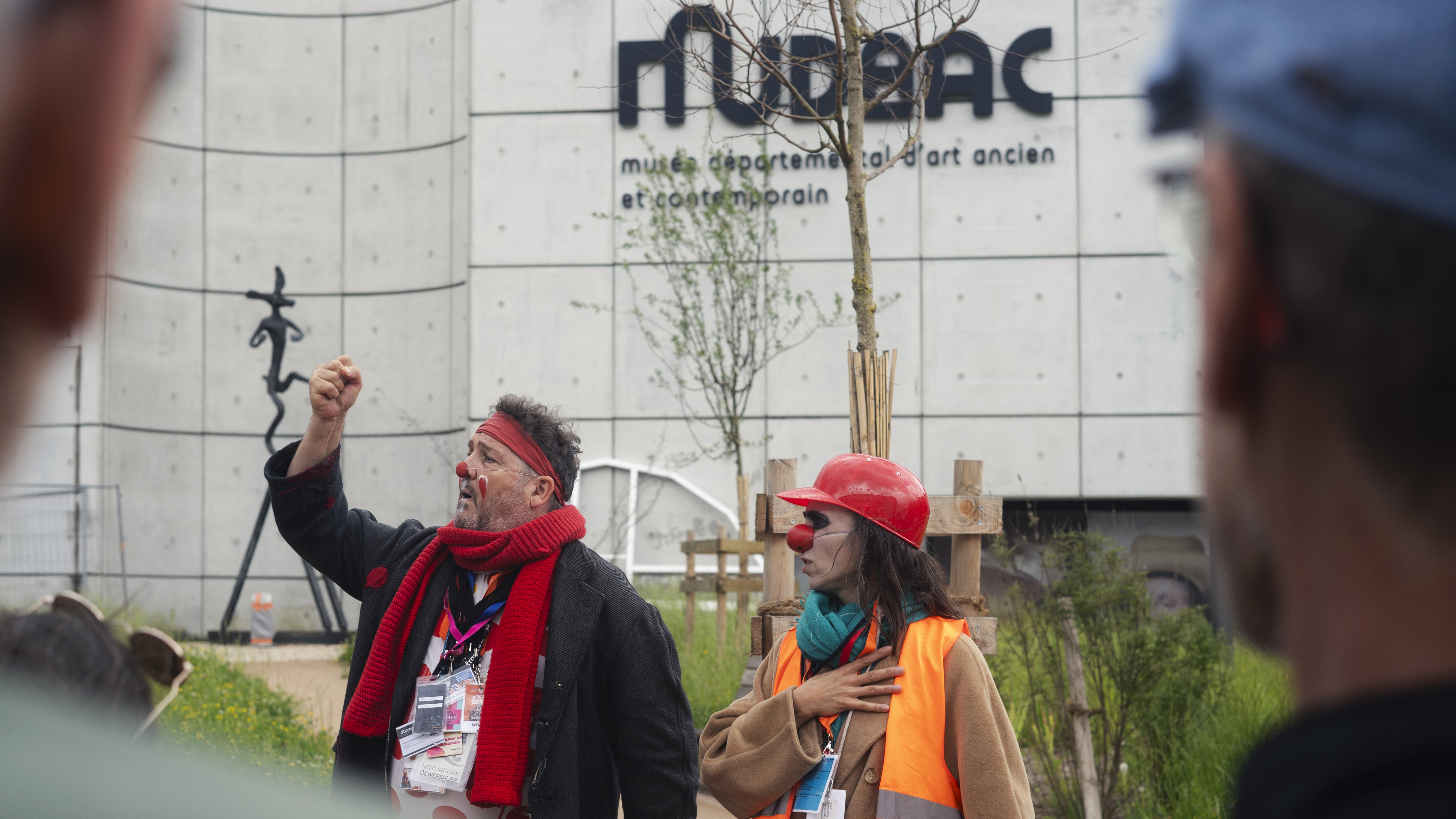 Visite décalée de la fresque de l'artiste Ravo Mattoni avec des clowns pour guides